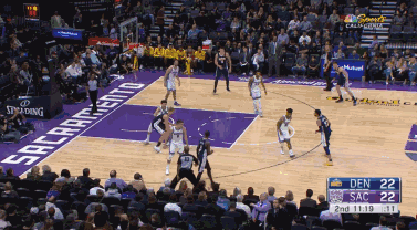 普拉姆利篮下强势单打暴扣