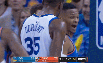 两人顶头互喷垃圾话