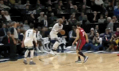 吉布森底角三分不中,威金斯飞身双手补扣