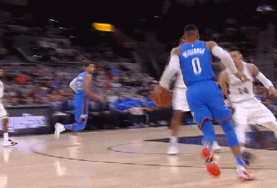 空中换手拉杆+反手打板！威少还是那么横