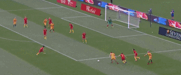 第14分钟，西蒙中路偏右位置远距离吊射破门，澳大利亚1-1扳平比分。