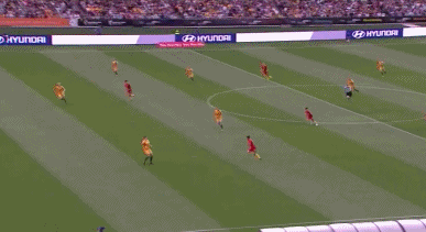 第7分钟，中国女足取得领先，许燕露中场断球后左路内切送出直塞，任桂辛后插上一脚飞身垫射将球送入球门，1-0，中国队领先！