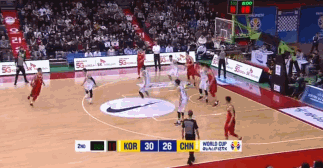 丁彦雨航空中扭动小蛮腰换手上篮