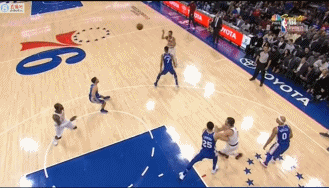 詹姆斯被扒拉到脸了