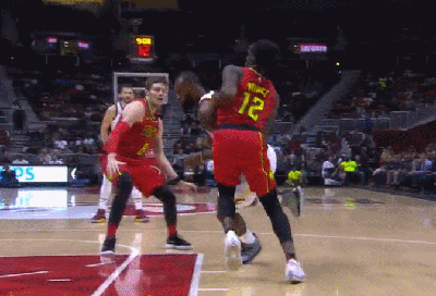 詹姆斯霸气拉弓劈扣