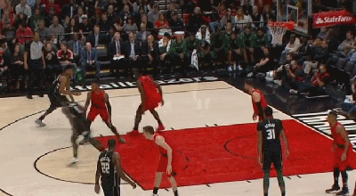 简直随心所欲!字母哥篮下转身暴扣