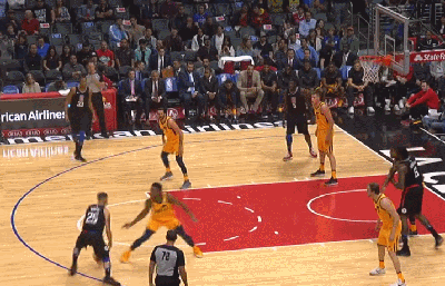 小乔丹双手霸气补扣虐筐