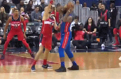 比尔抢断快攻强吃布拉德利上篮