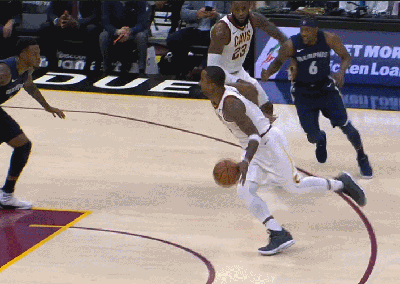 JR击地突分助攻詹姆斯双手暴扣