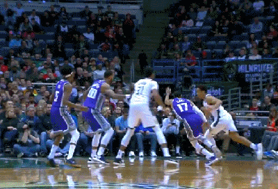 天降神兵！“字母哥”双手暴力补扣