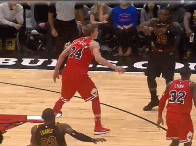 詹姆斯接球切入暴扣