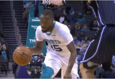 沃克踩油门加速过两人强碾上篮