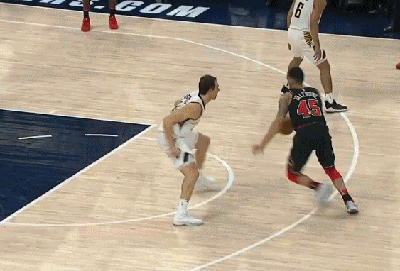 奥拉迪波抢断+一条龙反击追身三分杀死比赛