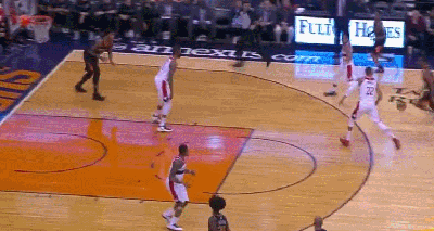 残暴骑扣!杰克逊拔地而起上演劲爆补扣