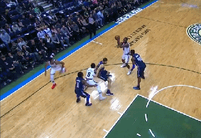 “字母哥”偷袭禁区空接暴扣