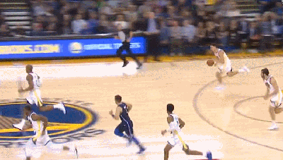 神进球啊?汤神摆出剪刀脚姿势把球扔进