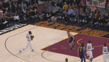 詹姆斯左手暴扣