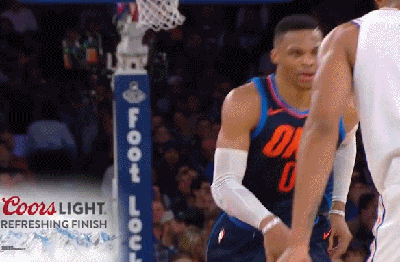 威少长驱直入单手劈扣展现暴力美学