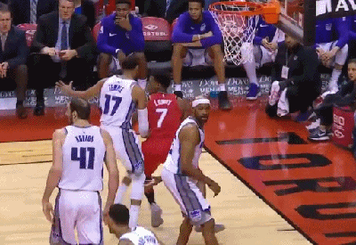 洛瑞篮下1v2妙传，助攻迈尔斯底角三分