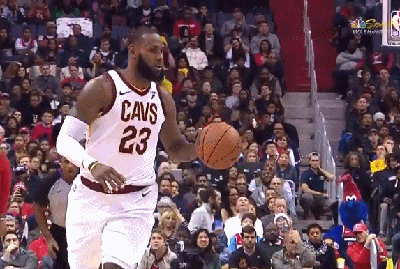 詹姆斯帅气过人上篮打+1