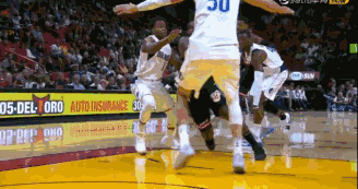 维特斯突破扭伤脚踝