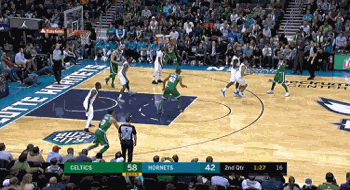 霍福德篮下冲击力十足,暴扣无压力