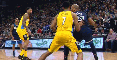 吉布森华丽背转身,晃起防守就是一记2+1