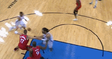 飞天遁地!威少生突伊巴卡滑翔上篮命中