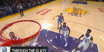 俩人一起飞起来补扣!马丁抓住先机势大力沉