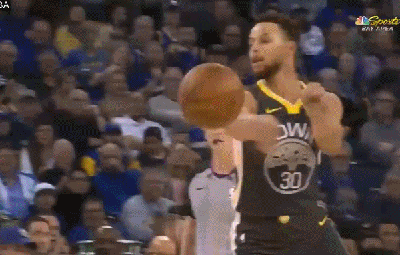 复出第一球！库里切入左手上篮