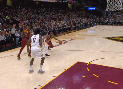 小托马斯突破上篮打2+1赢得全场喝彩