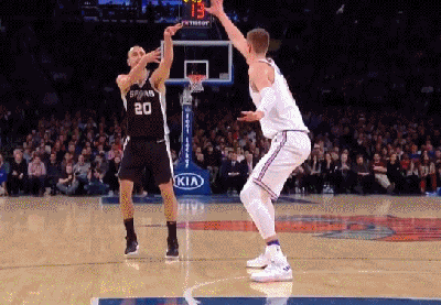 从慢镜头看，吉诺比利肯定是一个传球