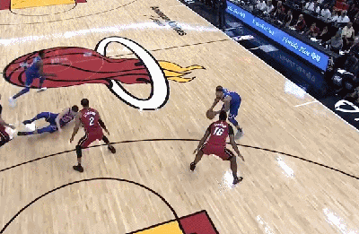 比斯利虚晃突破帅气放篮