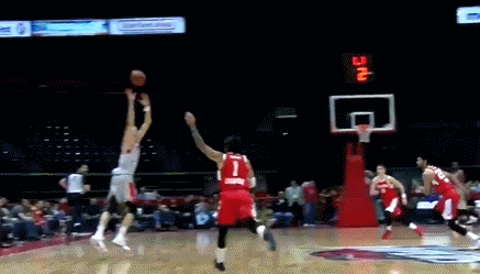 周琦投中压哨三分