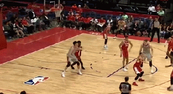 转身上篮不含糊