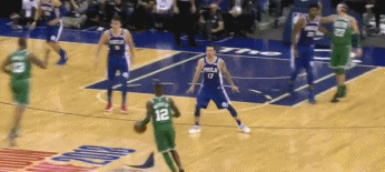 西蒙斯和莫里斯之间发生冲突