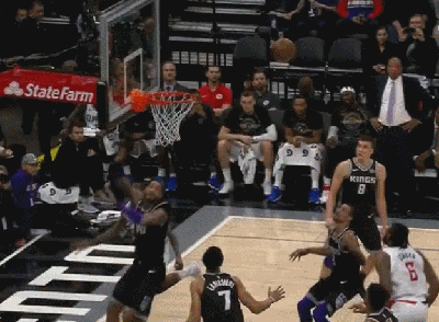 扎心一幕！小乔丹脚踝扭伤