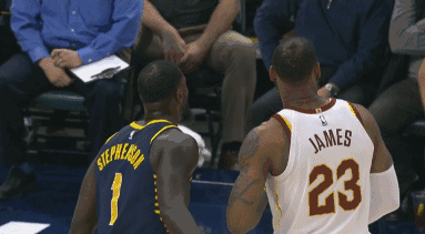 詹姆斯推了师弟一把