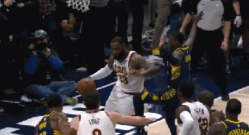 特纳在场边指手画脚