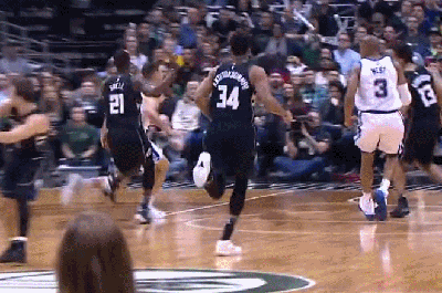 克莱倒地后遭到场边球迷言语恶意中伤