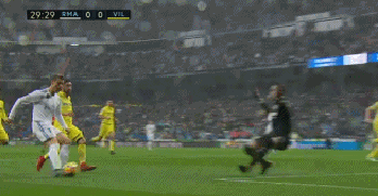 C罗挑射稍稍偏出