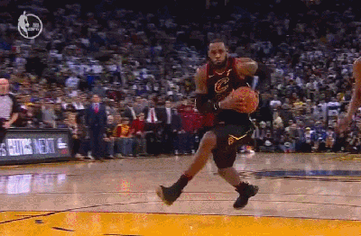 圣诞大战中,KD面对LBJ的盖帽曾引发争议