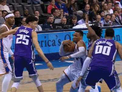 上篮被犯规惹怒威少