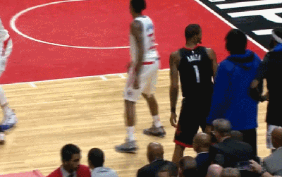 阿里扎与快船伤兵小里弗斯爆发口角