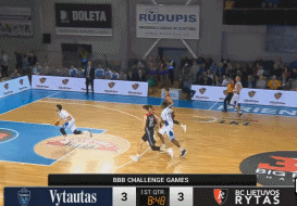 “二球”垫步起飞双手暴扣