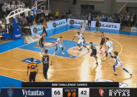 “三球”快下双手勉扣得分