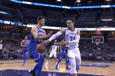 狄龙-布鲁克斯击地背传,德永塔-戴维斯跟进暴扣