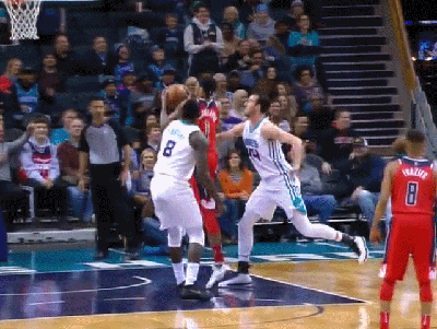 迈卡威卡位被绊倒成为冲突导火索