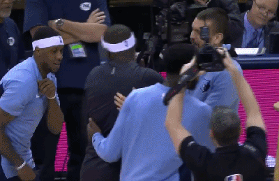 昔日灰熊“黑白双熊”赛前寒暄