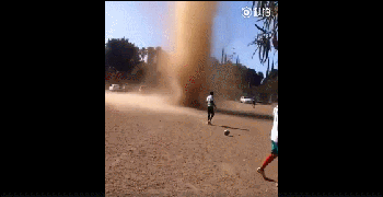 龙卷风袭击足球场